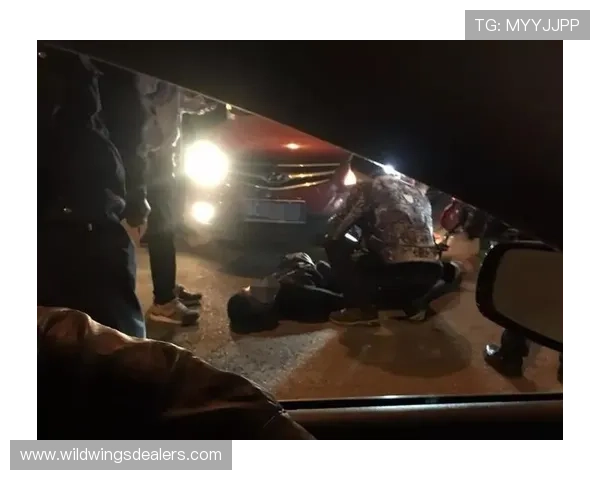 恐怖瞬间加纳24岁中场重伤倒地小腿弯折变形被担架紧急送医救治